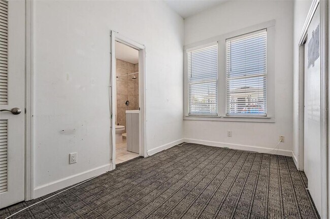 Building Photo - 2319 W Aileen St