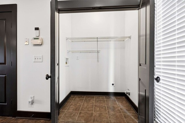 Building Photo - Great Location!