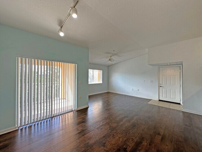 Building Photo - 261 SW Palm Dr