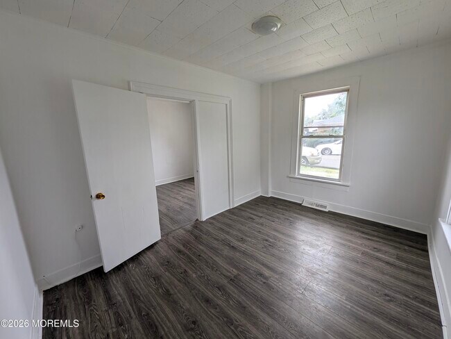 Building Photo - 121 Kossuth St