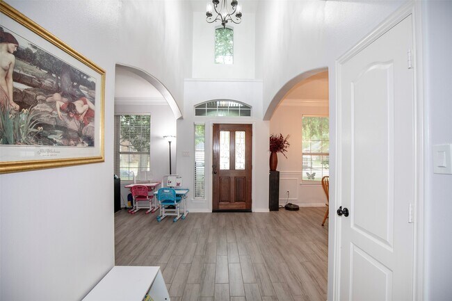 Building Photo - 601 Canyon Crest Dr