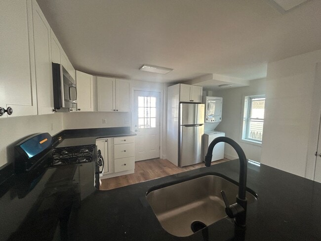 Building Photo - Gorgeous 3 bedroom 1 1/2 bathroom Single F...