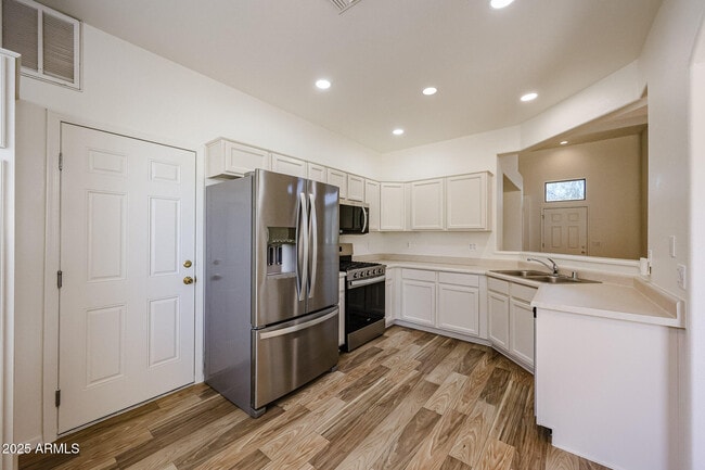 Building Photo - 4112 E Barwick Dr