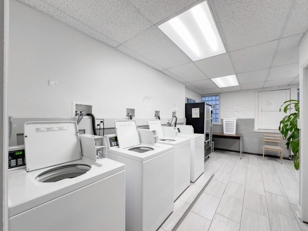 Building Photo - 4037 N Kenmore Ave