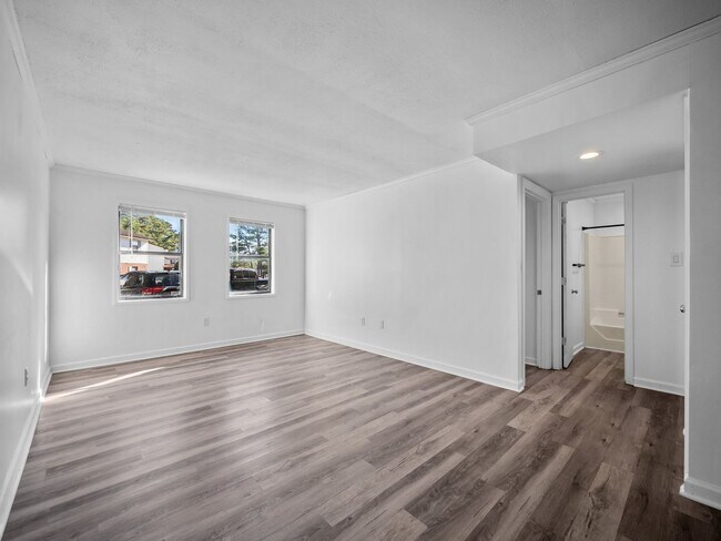 Building Photo - Ravenwood Apartments!!