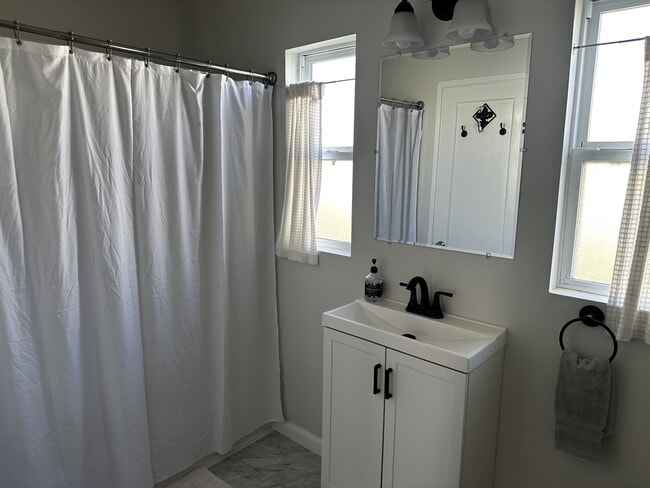 Building Photo - 338 S F St