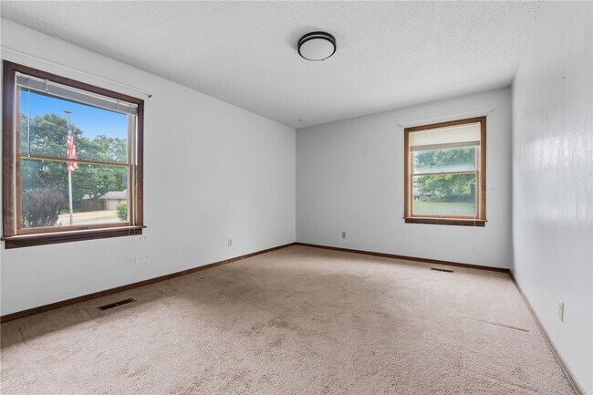 Building Photo - 315 E Fairway Ln