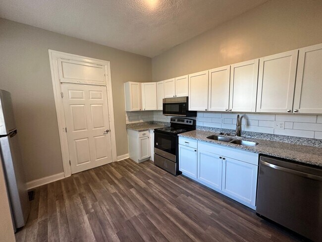 Building Photo - Beautiful Lower Unit in Duplex on Marcum Park Downtown!!!!