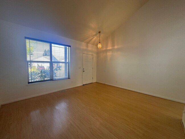 Building Photo - West Eugene 4 Bedroom Treasure