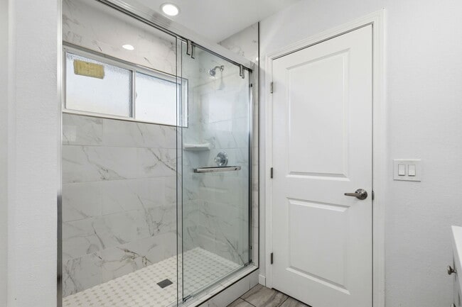 Building Photo - Centrally Located Property!