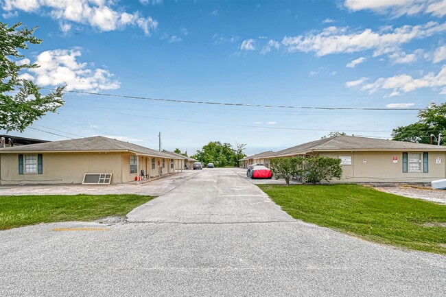 Building Photo - 2 br, 1 bath Duplex - 8430 Round Rock Drive 5