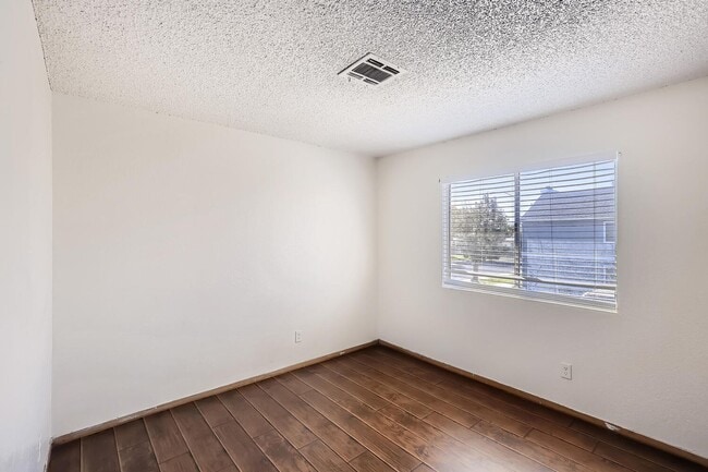 Building Photo - LOVELY 2 bedroom Condo Ready for Immediate Move in!!