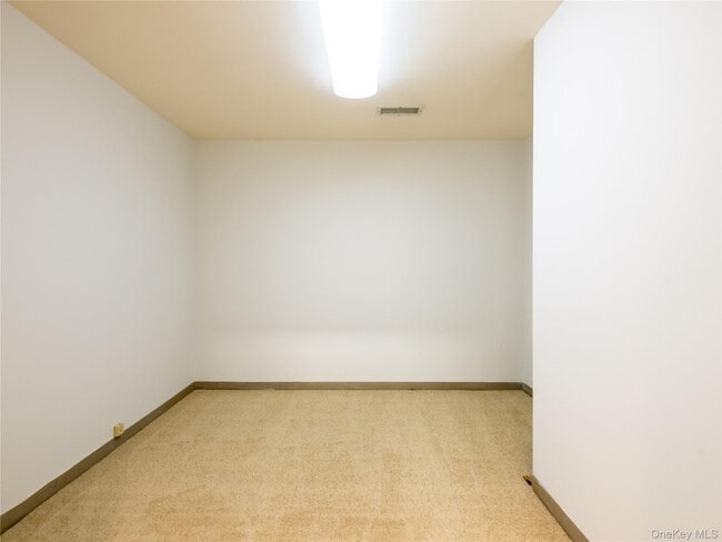 Building Photo - 372 Main St