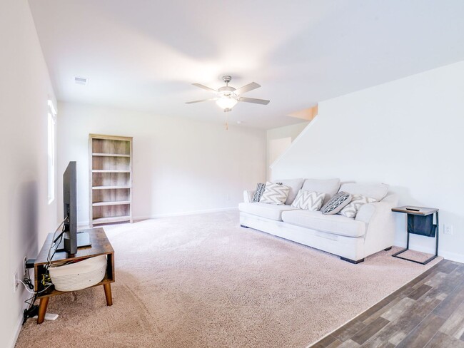 Building Photo - 551 Poppleton Dr