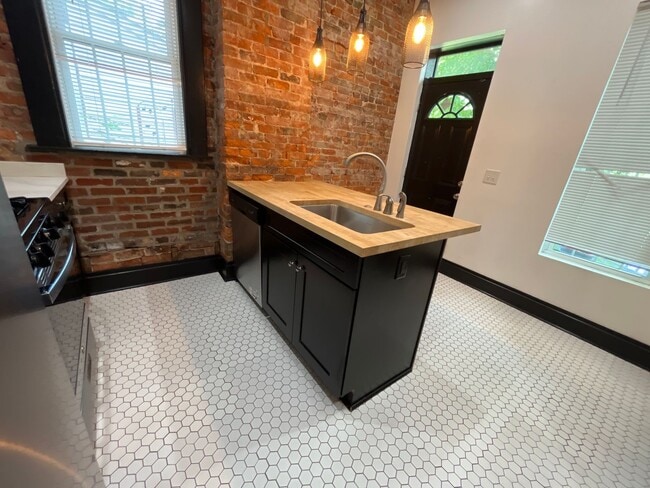 Building Photo - Spacious 3 bedroom duplex near Franklin Park