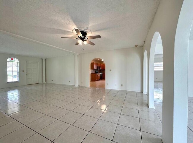 Building Photo - 1292 Essex Dr