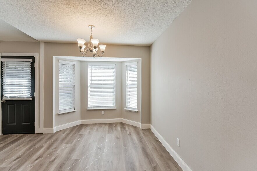 Building Photo - 813 Globe Ave