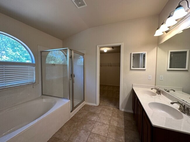 Building Photo - Wonderful home is South Austin. Great loca...