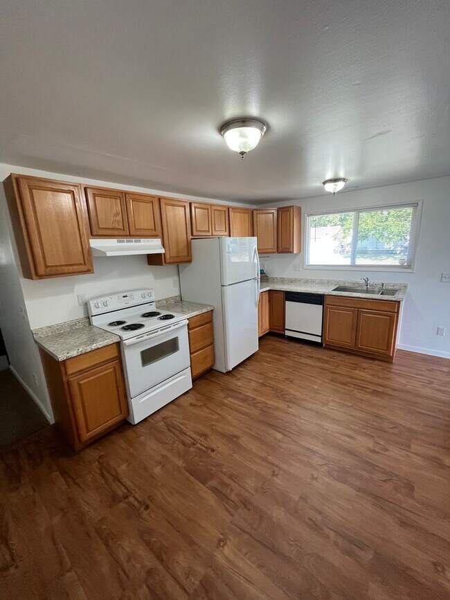 Building Photo - 557-559 E Broad Ave Owner Selling