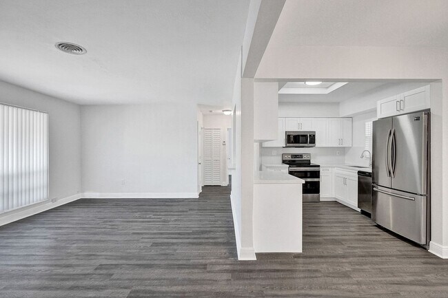 Building Photo - Beautiful 3 bedroom 2 bath Home in Miramar...