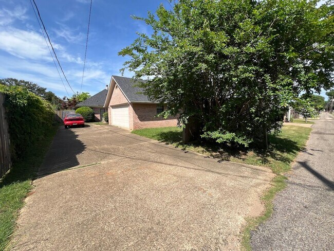 Building Photo - 3808 Oak Ave