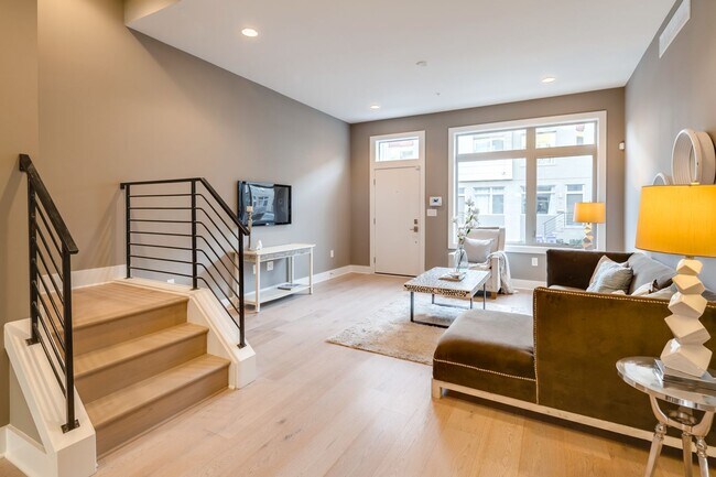 Building Photo - Queen Village Townhome
