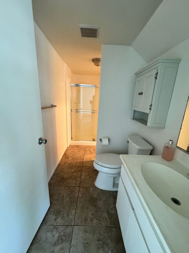 Building Photo - Beautiful bright townhome in Tierrasanta