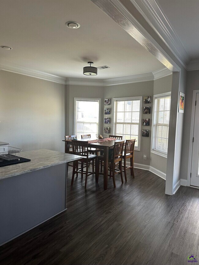 Building Photo - 201 Deven Ct