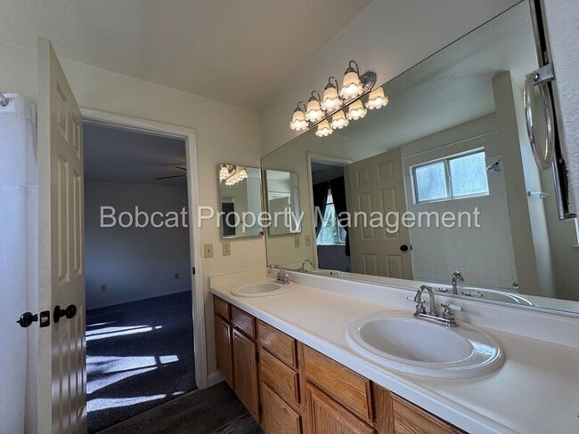Building Photo - 4123 Sweetwater Dr