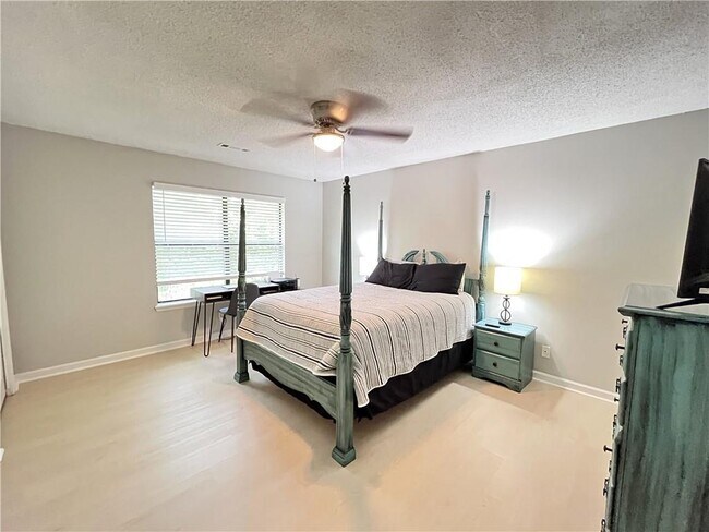 Building Photo - 1373 E Sequoyah Ct