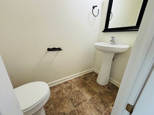 Building Photo - 3 Bedroom 2.5 Bath House