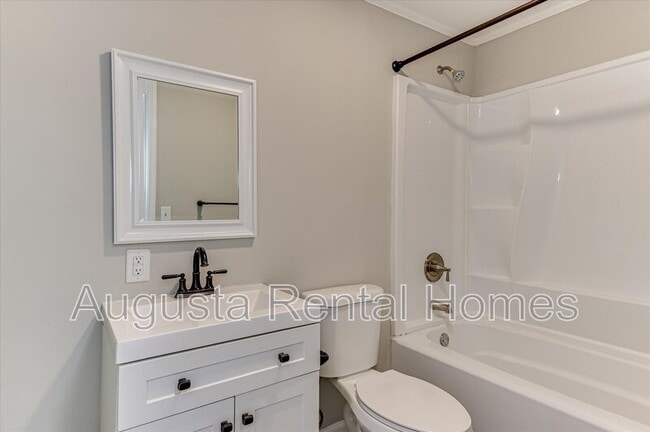 Building Photo - 2128 Roosevelt Dr