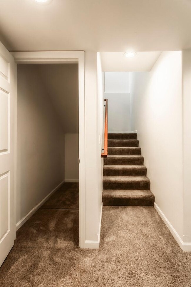 Building Photo - 94 Castle Ridge Dr