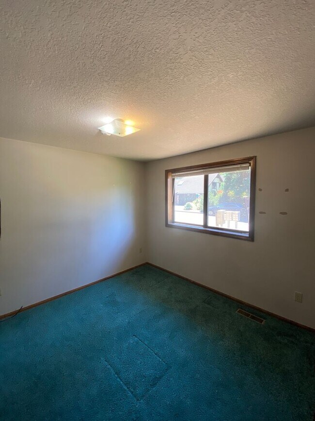 Building Photo - Location Location Location! 4 Bedroom Clos...