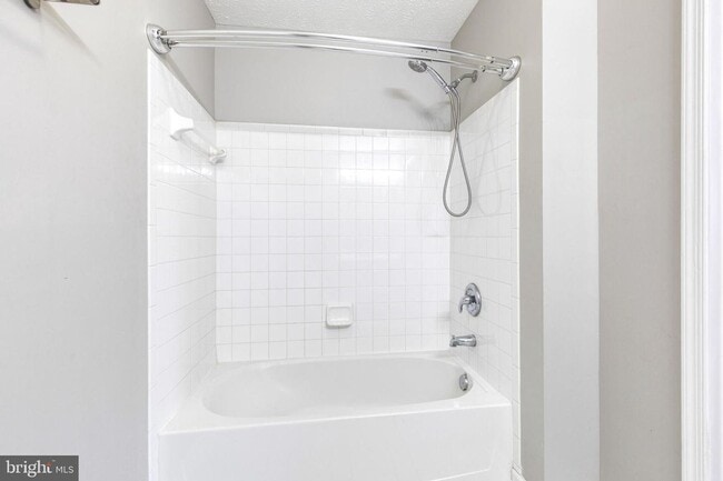 Building Photo - Gorgeous 2bd 2bth Penthouse Condo Completely Updated & Ready To Move In!