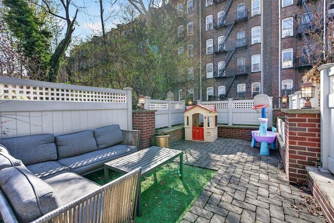 Building Photo - 926 Park Ave