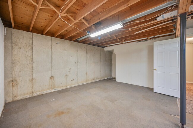 Building Photo - Duplex in Sandy - Available NOW!