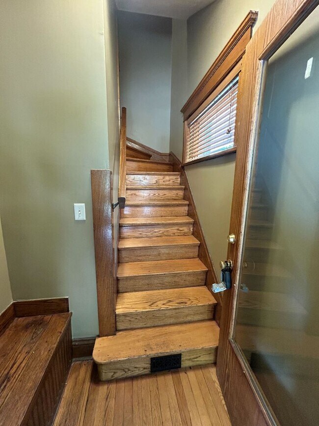 Building Photo - Beautiful 2 Bedroom Townhouse!