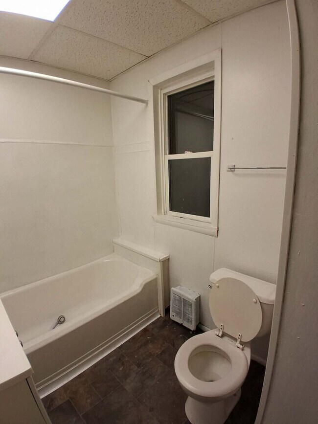 Building Photo - 2 Bedroom 1 Bath Renovated Apartment