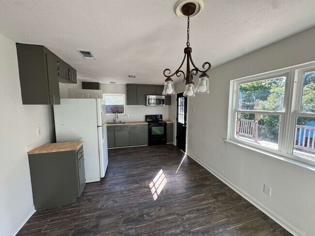 Building Photo - Spacious and recently remodeled 3 bedroom, 2 bathroom home located in a quiet neighborhood in Cop...