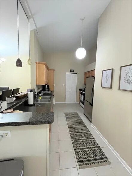 Building Photo - 728 N Gary Ave