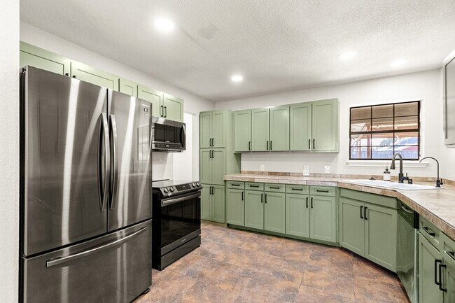 Building Photo - 3701 Oakmont Dr