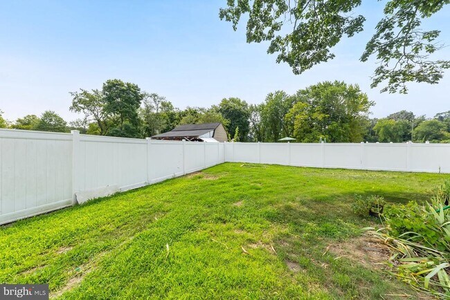 Building Photo - 114 E Millbrooke Ave