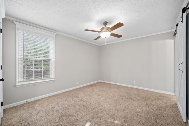 Building Photo - Huge Corner Lot in Glen Oaks!