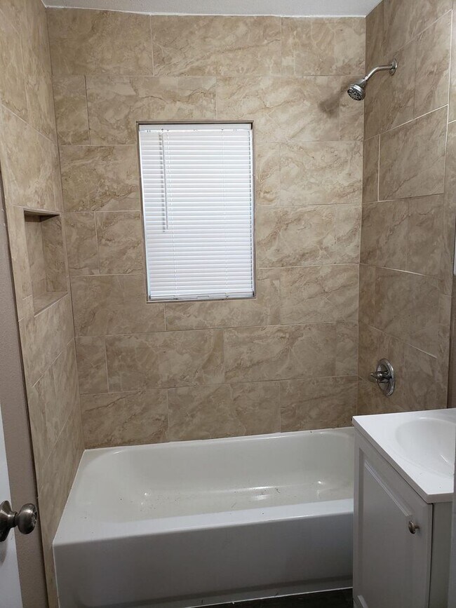 Building Photo - Newly Remodeled 2 bed, 1 bath