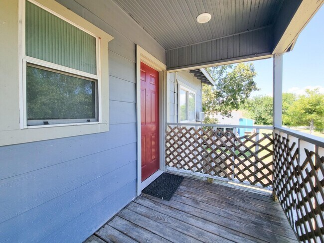 Building Photo - 711 Ave A Ave