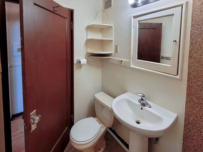 Building Photo - 6209 1/2 15th Ave NW-202