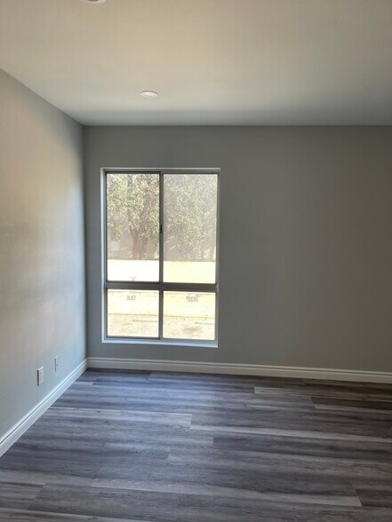 Building Photo - 1127 E Del Mar Blvd