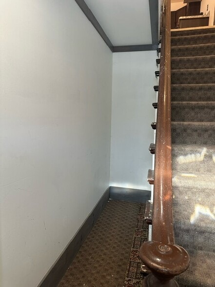 Building Photo - 4 Elm St