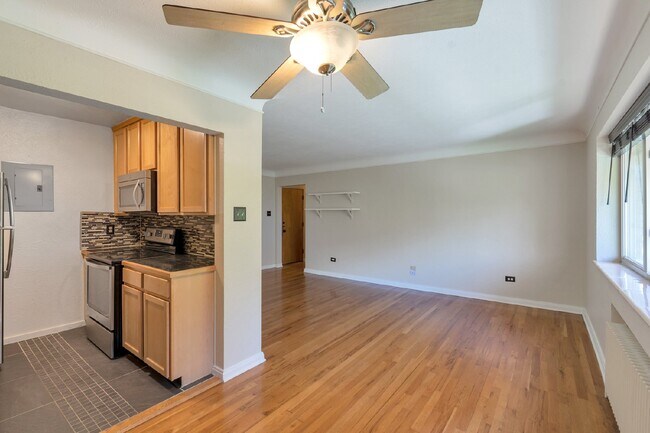 Building Photo - Large Two Bed / One bath in great Art deco building near Washington park.